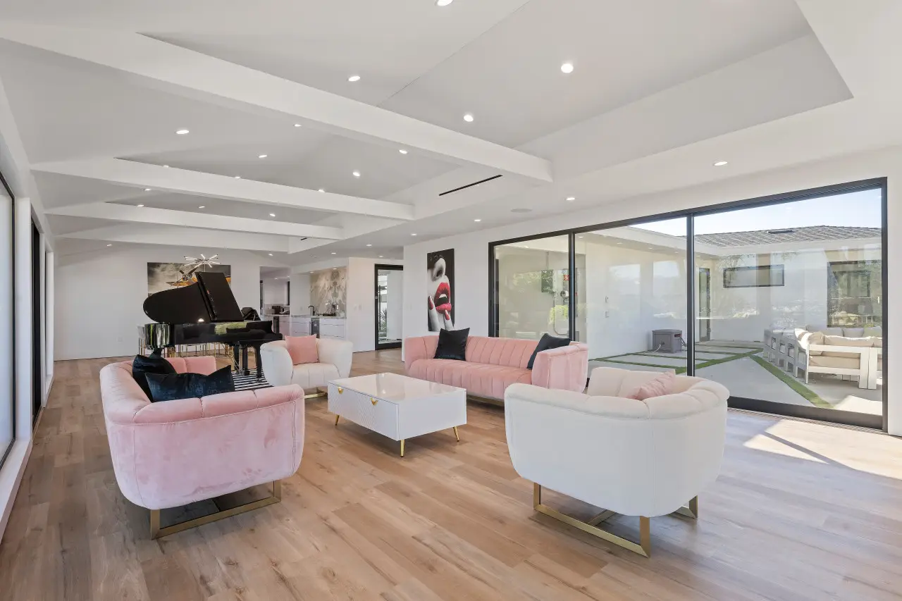 Alta Mesa Lux villa with a private pool overlooking the Los Angeles skyline