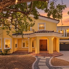 Ape' Gedara - (අපේ ගෙදර) - Our House near LAX