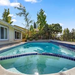 ৎ୭Stylish Glendale Retreat w Pool & Billiardsৎ୭