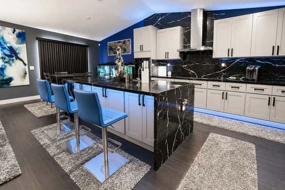 Luxury 4BR | 3 King beds + Hot Tub + EV Charger - Image 1