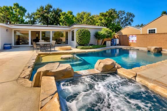 ৎ୭Disney Anaheimৎ୭ Jacuzzi pool games & more - Image 1