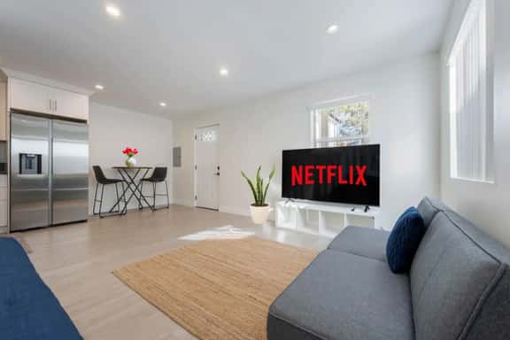 ৎ୭Prestige Studio Haven at Burbankৎ୭ 3 beds• wifi• - Image 1