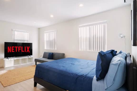 ৎ୭Prestige Studio Haven at Burbankৎ୭ 3 beds• wifi• - Image 4